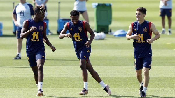 Nico Williams y Gavi con molestias en el entrenamiento de España