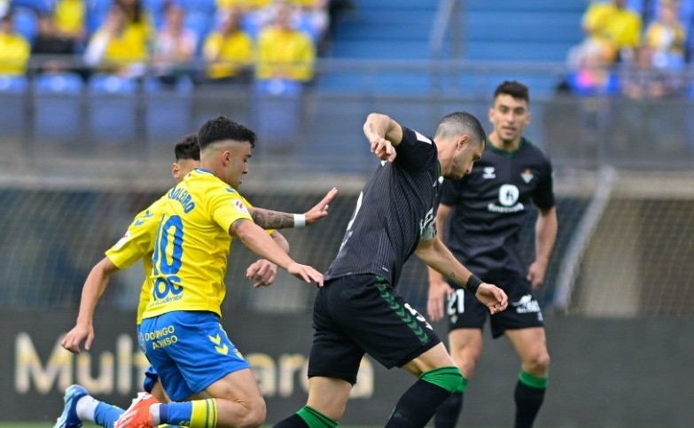 Guido Rodríguez cae lesionado ante la UD Las Palmas