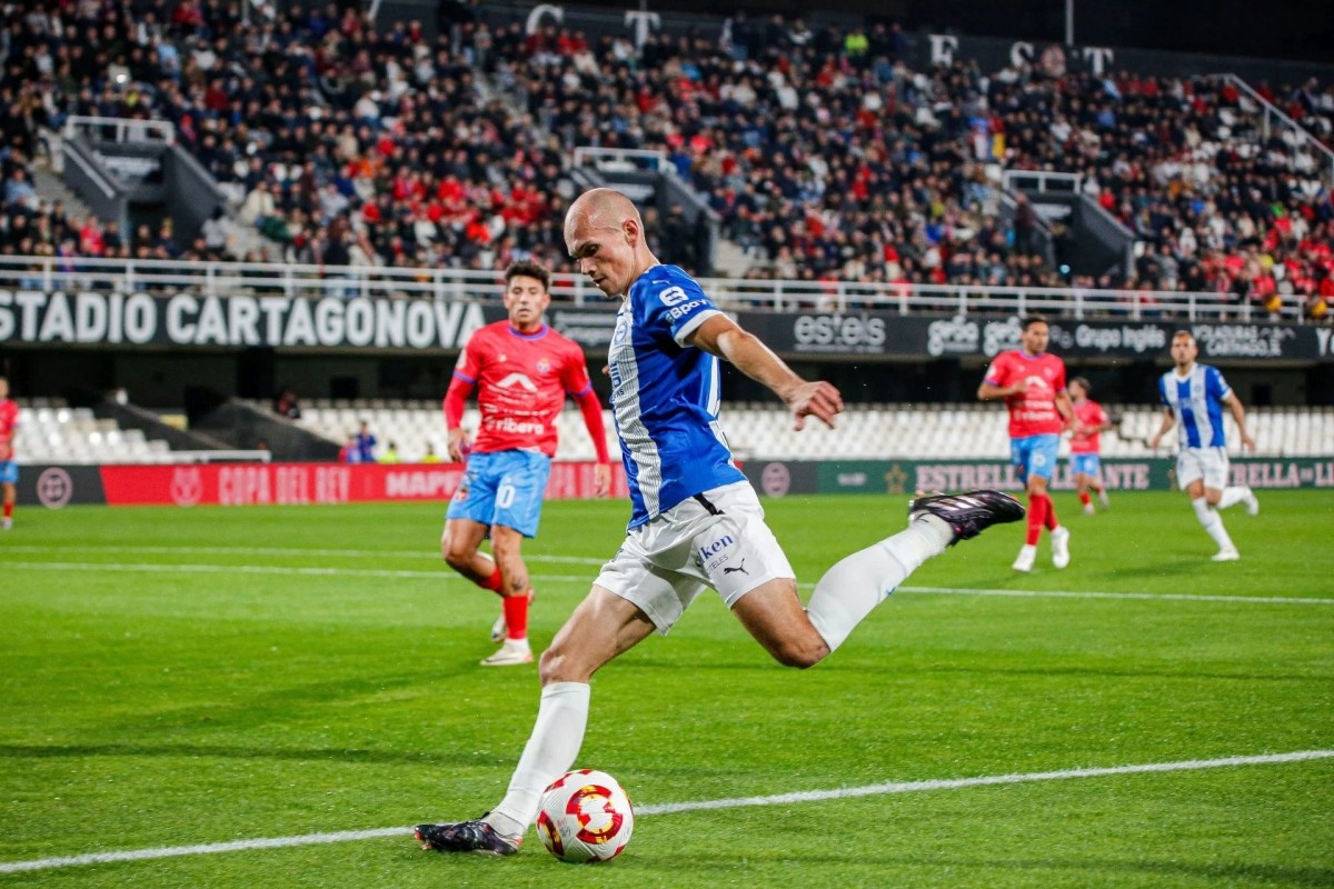 Jon Guridi cae lesionado ante el Valencia