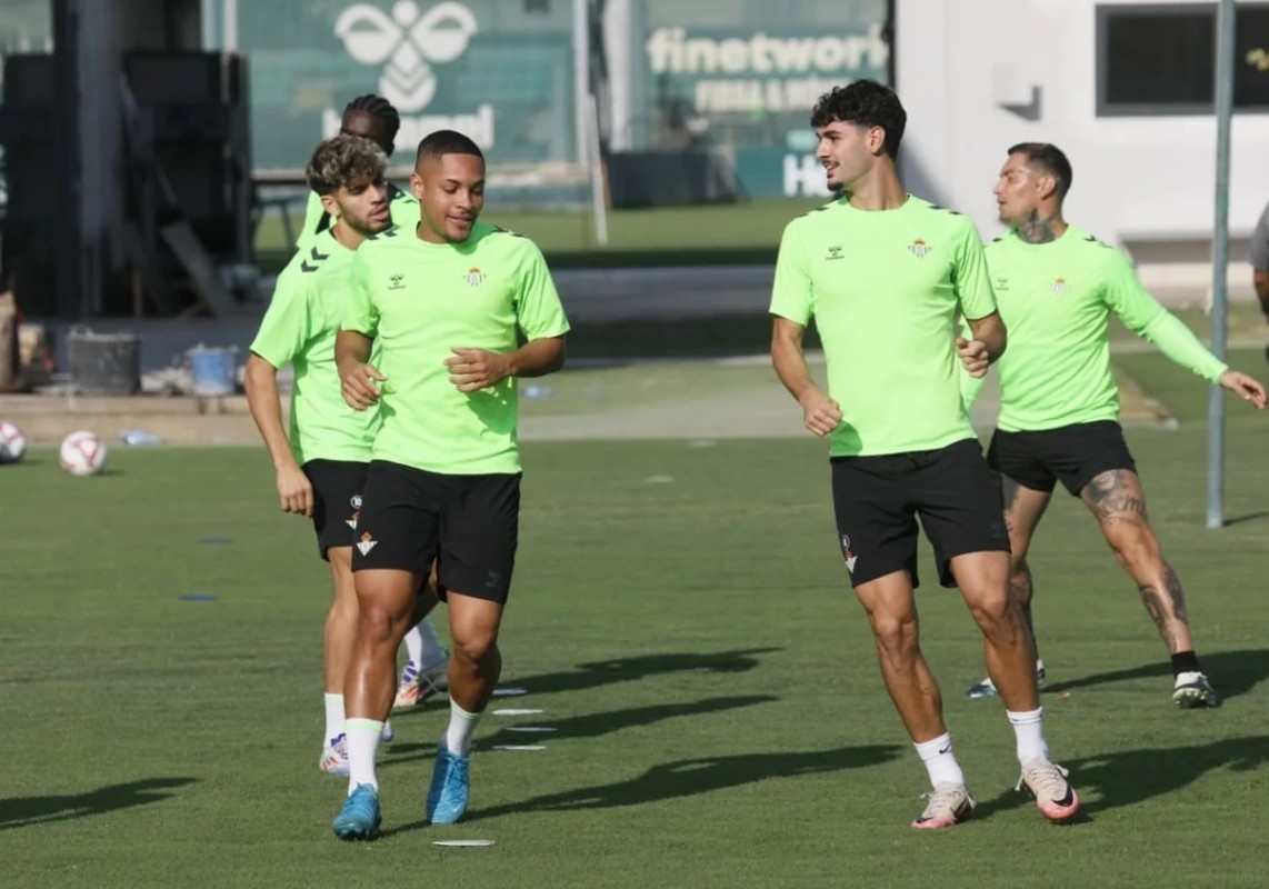 Vitor Roque se suma a las ocho bajas del Real Betis