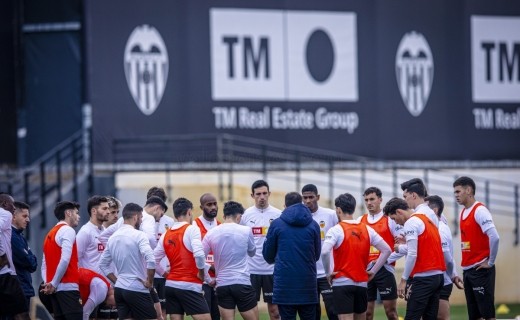 Carlos Corberán ensaya defensa con sorpresa para visitar al Villarreal