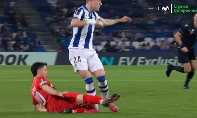 Luka Sucic cae lesionado en el encuentro de Europa League ante el Midjtylland