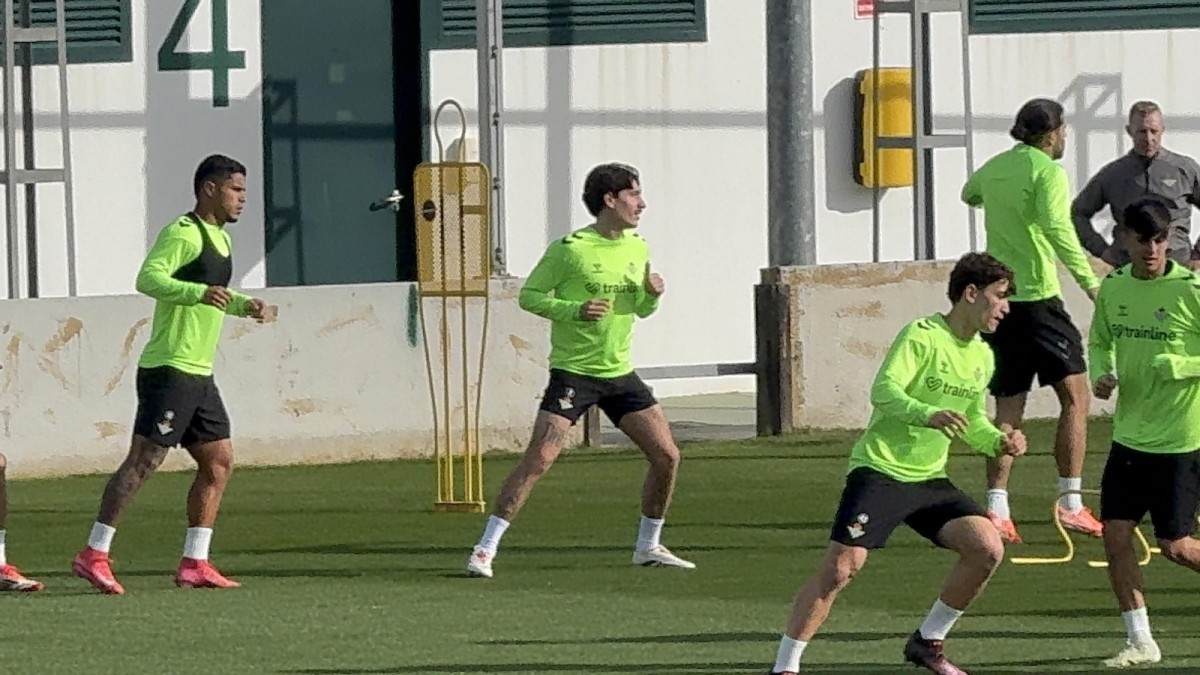 Siete bajas y una novedad en el entrenamiento del Betis