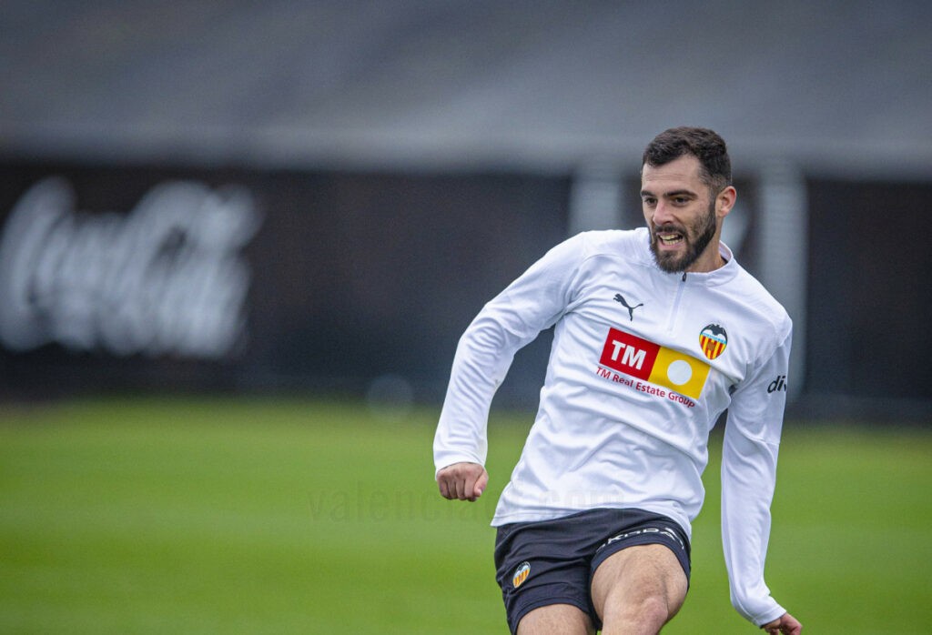 Baja muy importante en el entrenamiento del Valencia y ensayo defensivo de Corberán